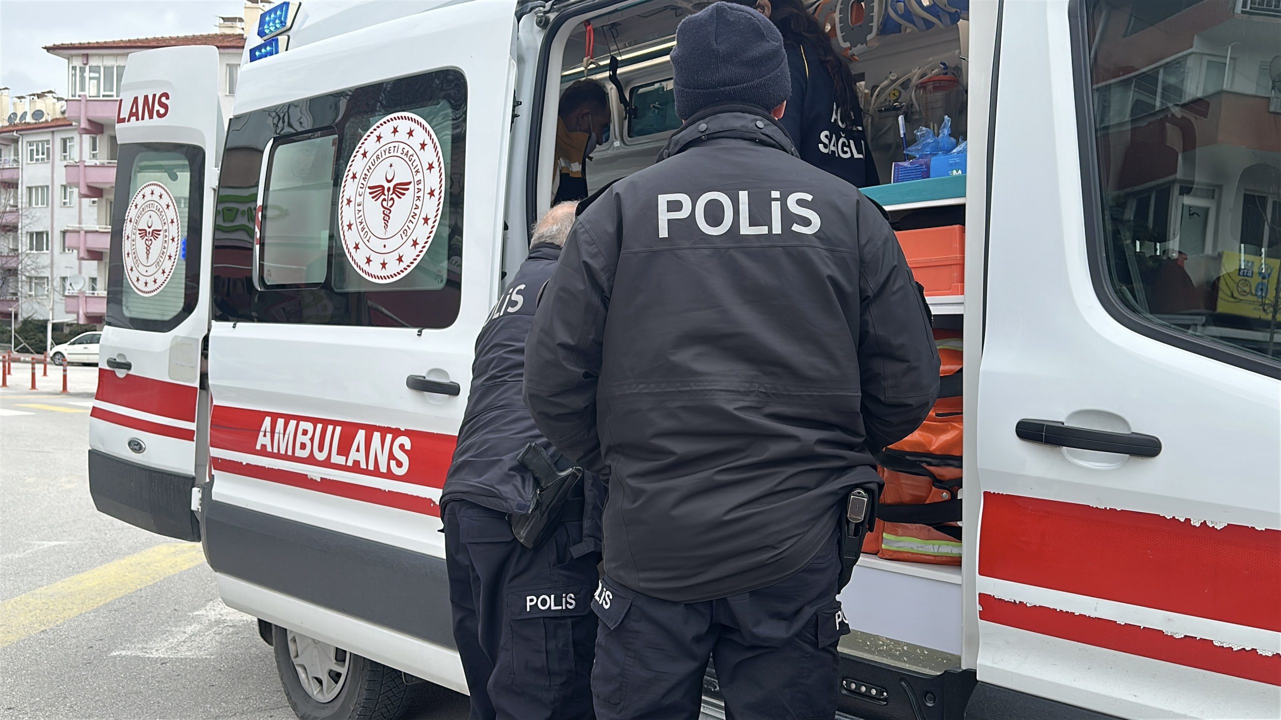 Atatürk Caddesi üzerinde yürüyen iki genç ile 17 yaşındaki bir