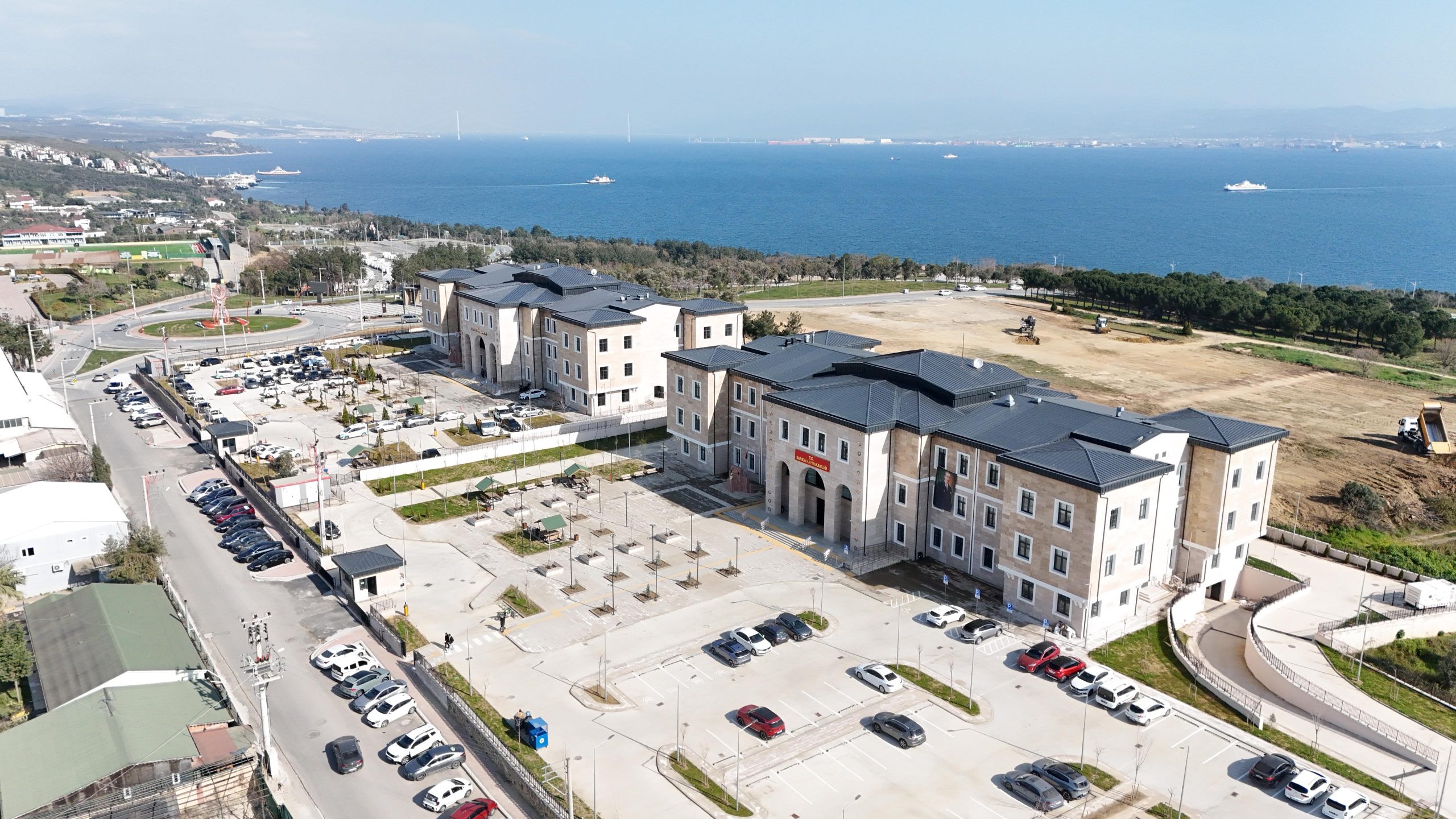 Darıca'da kamu kurumlarını tek çatı altında toplayan yeni hükümet konağı