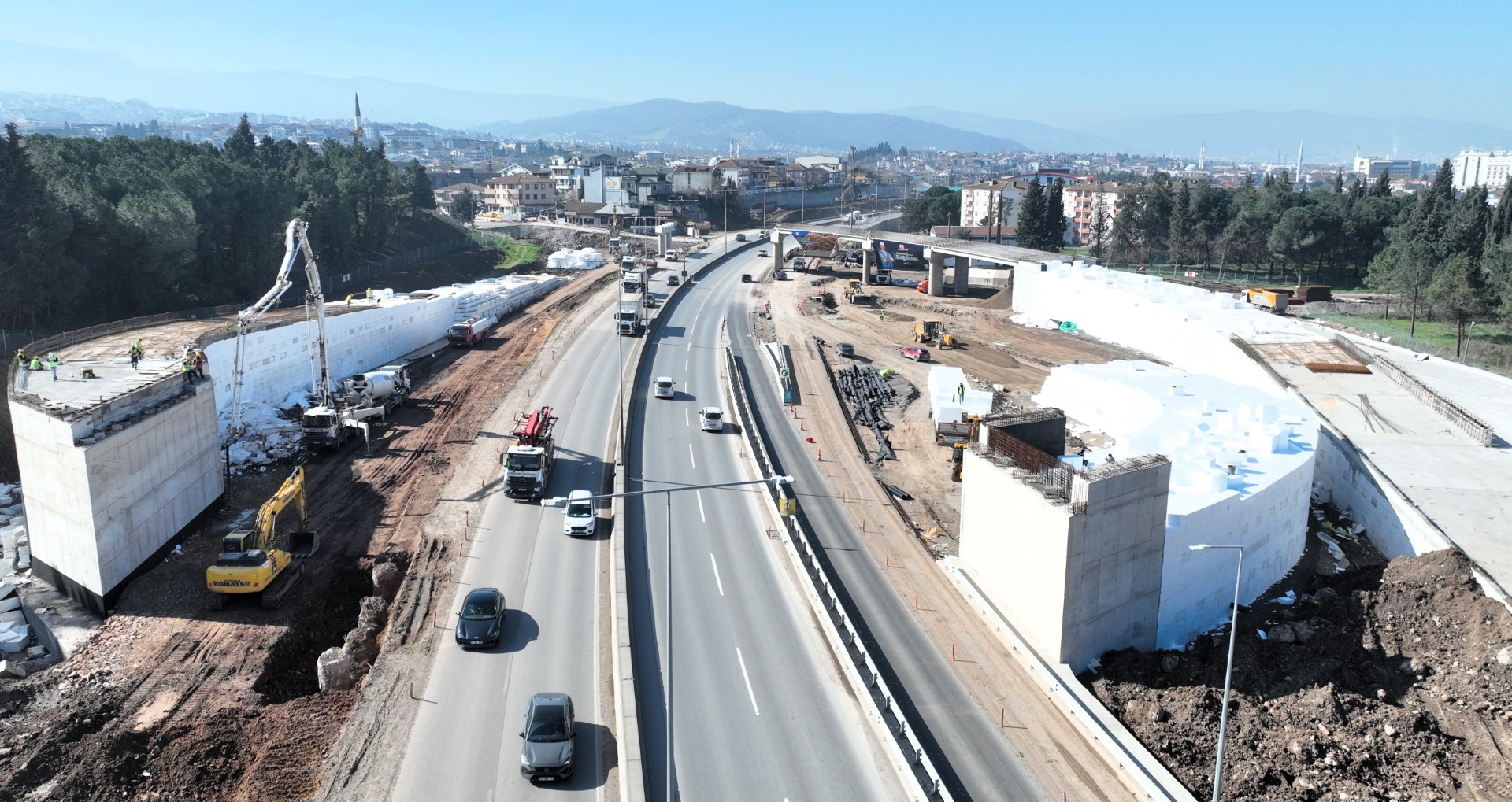 Kocaeli Büyükşehir Belediyesi tarafından D-130 kara yolunda trafiği rahatlatmak amacıyla