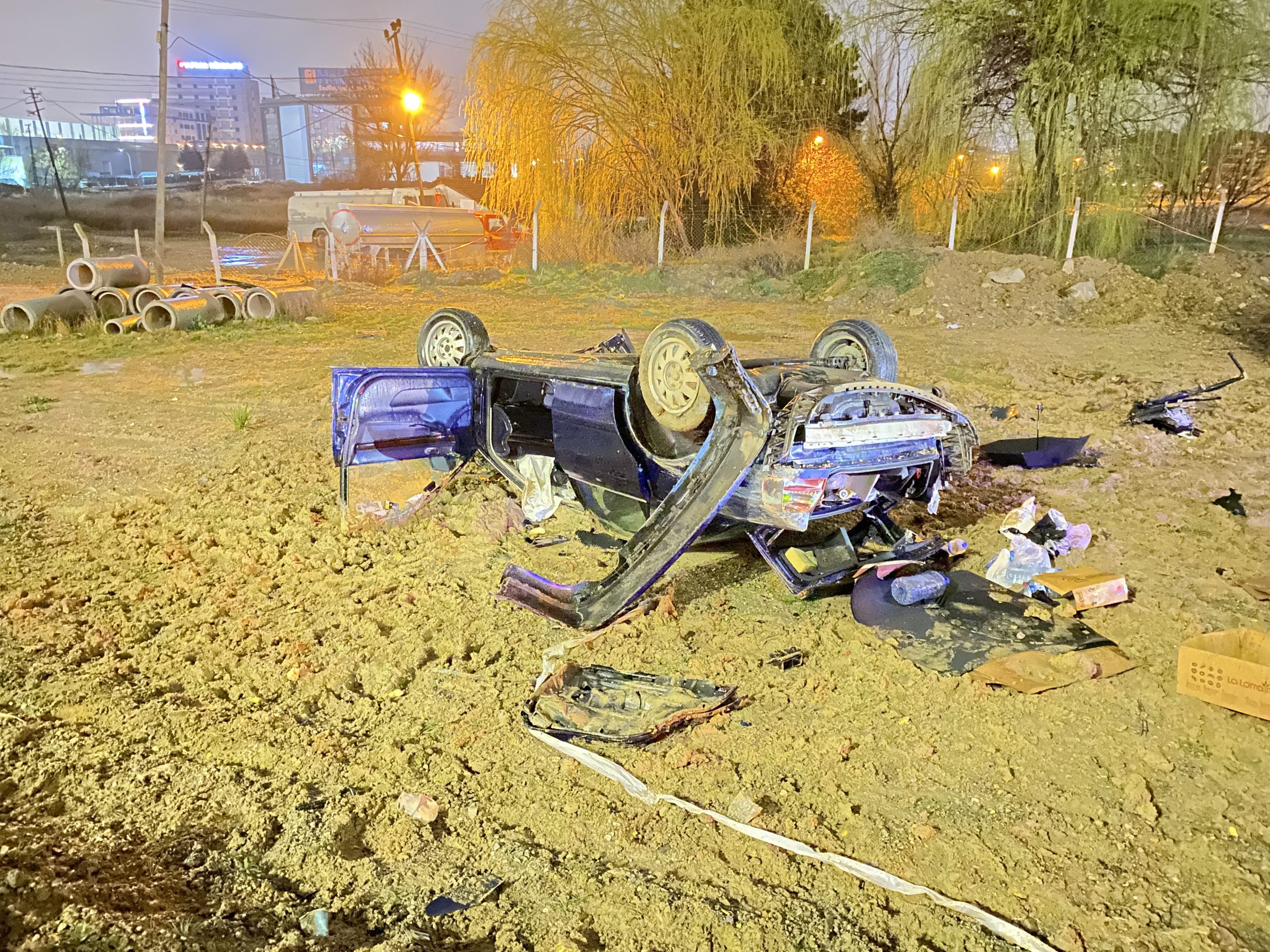 Ankara'nın Yenimahalle ilçesinde direksiyon hakimiyeti kaybolan bir otomobil, önce bariyerlere