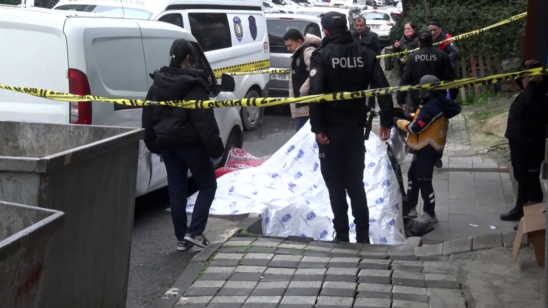 Eyüpsultan'da 3'üncü kattan düşen yaşlı kadın hayatını kaybetti. Polis olaya