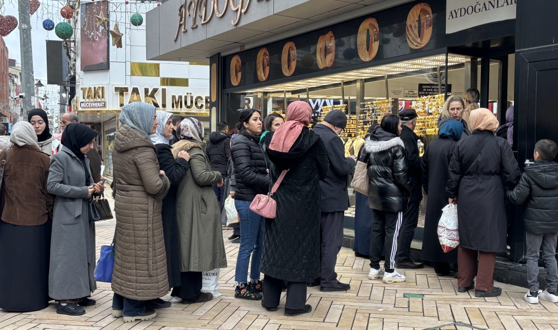 Kocaeli'de altın fiyatlarının gerilemesini fırsat bilen vatandaşlar kuyumcularda uzun kuyruklar
