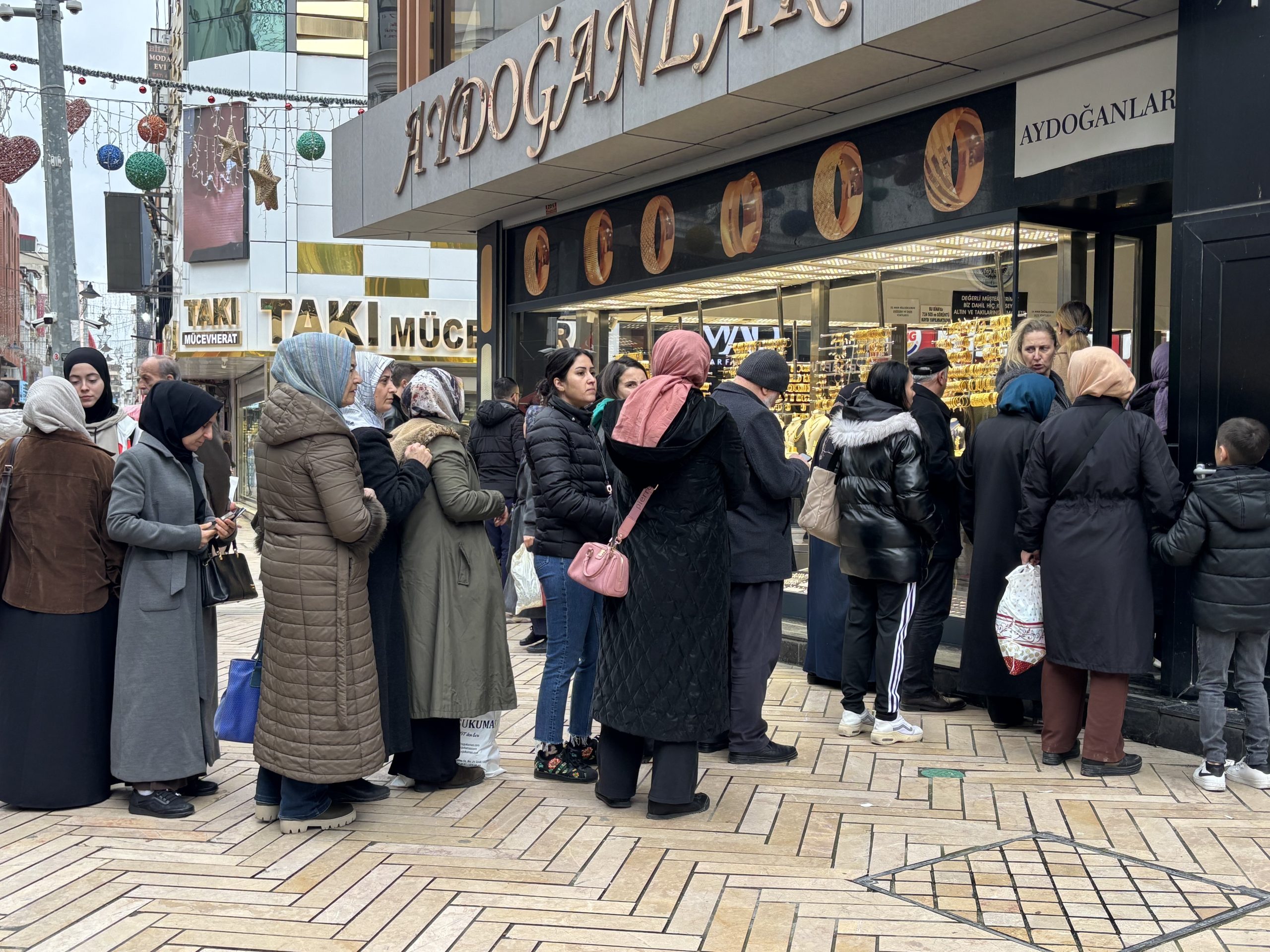 Kocaeli'de altın fiyatlarının gerilemesini fırsat bilen vatandaşlar kuyumcularda uzun kuyruklar