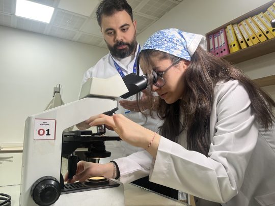 İzmir’de 16 yaşındaki lise öğrencisi Melek Öztürk, annesini kaybetmesinin ardından