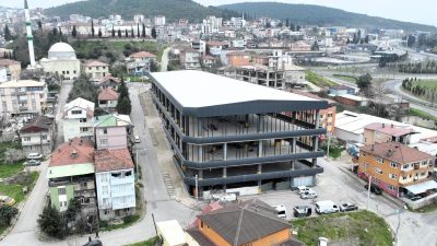 Dilovası’nda otopark olarak inşa edilen büyük bir alan, modern bir