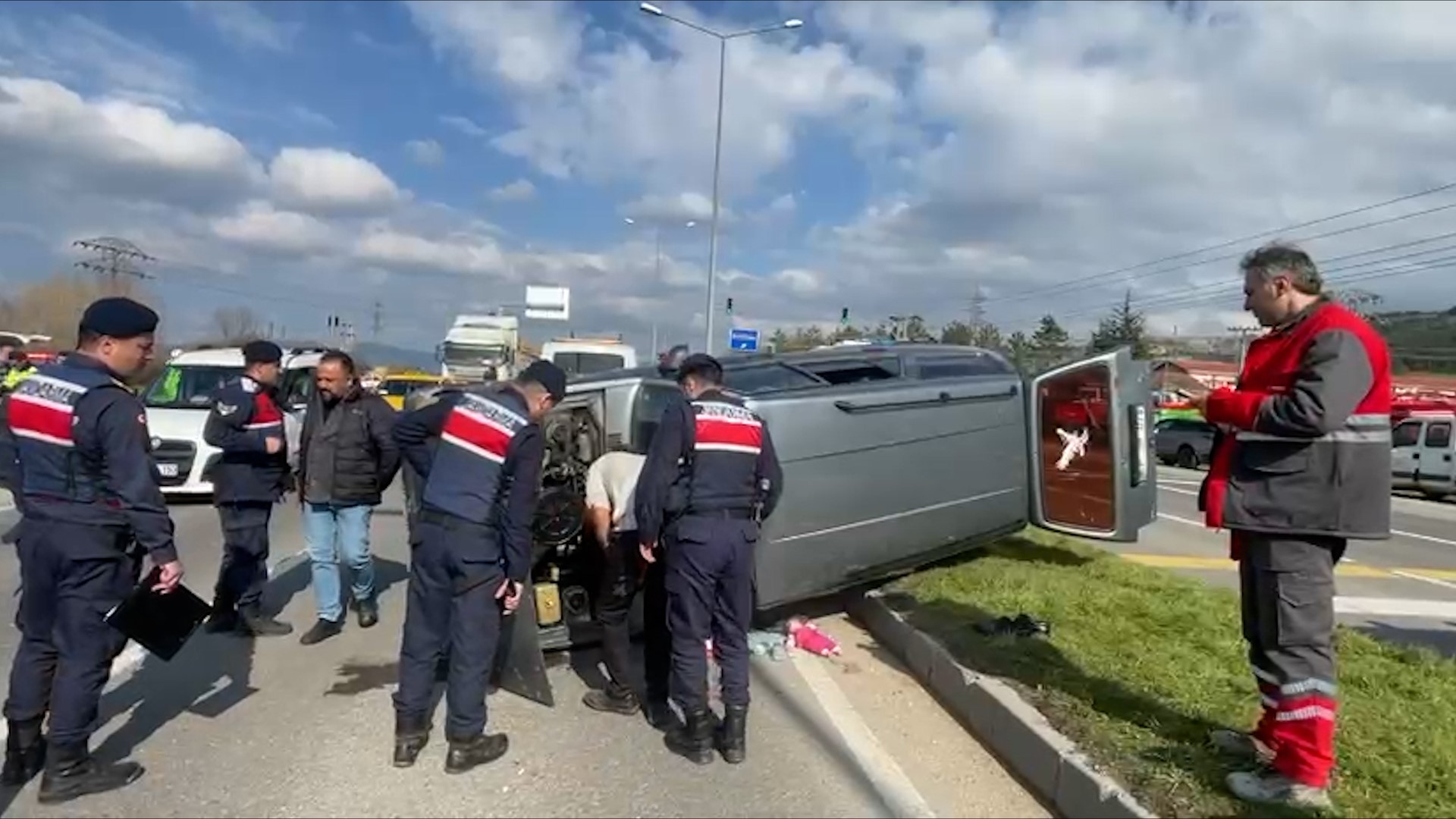 Bolu’da D-100 kara yolunun Kartalkaya kavşağı mevkiinde kamyon ve otomobilin