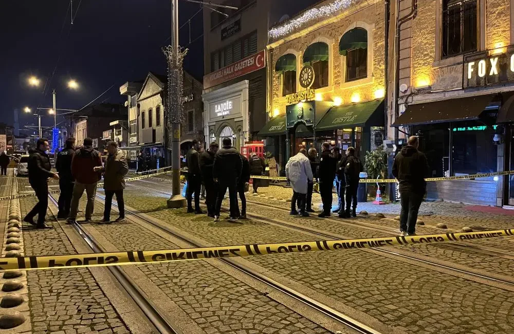 Kocaeli’nin İzmit ilçesinde gece saatlerinde bir eğlence mekanına düzenlenen silahlı
