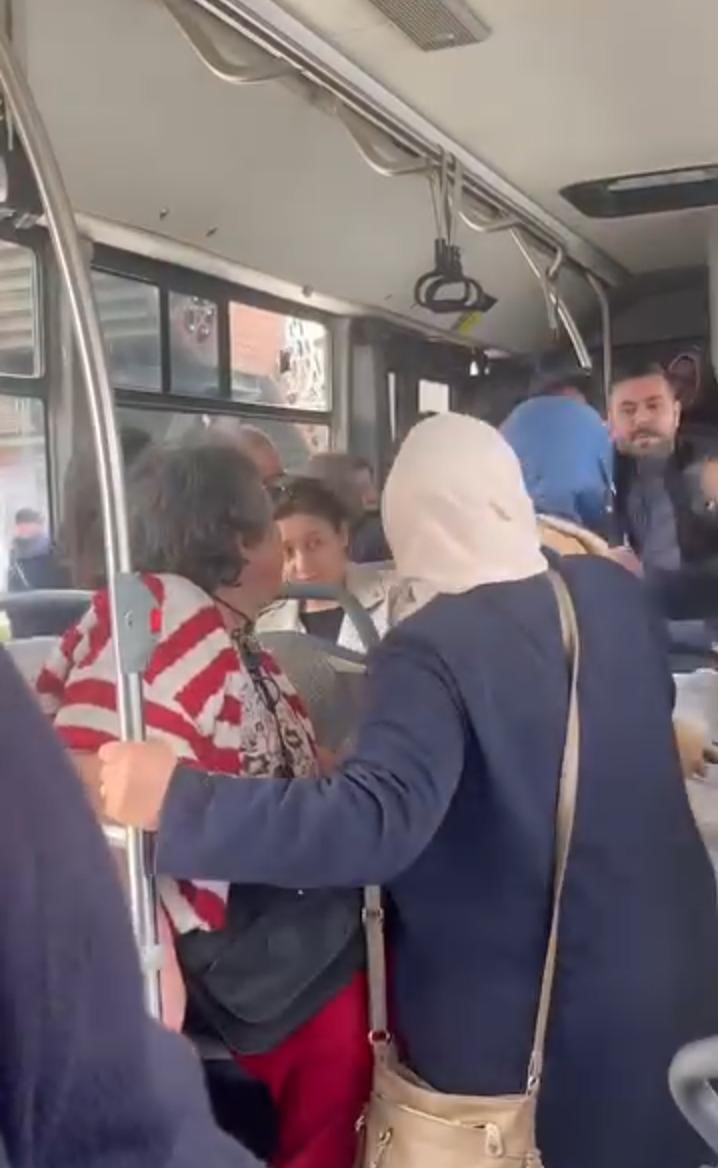 Bursa'da belediye otobüsünde çıkan yer kavgasında iki kadın, araya giren