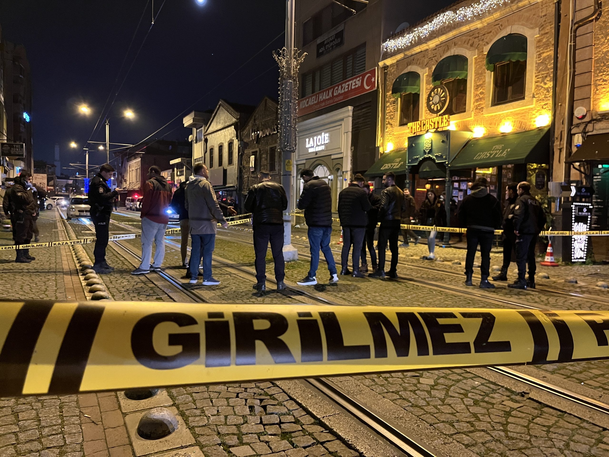 İzmit’te bir eğlence mekanında 3 kişinin ölümüyle sonuçlanan silahlı saldırının