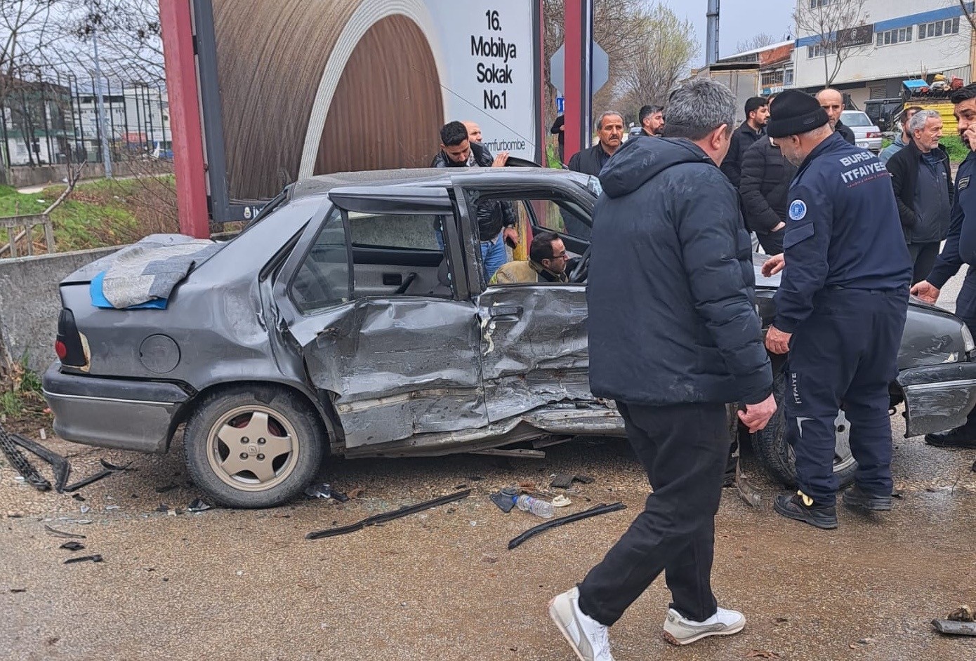 Bursa’nın İnegöl ilçesinde bir kamyonet ile otomobilin çarpışması sonucu meydana