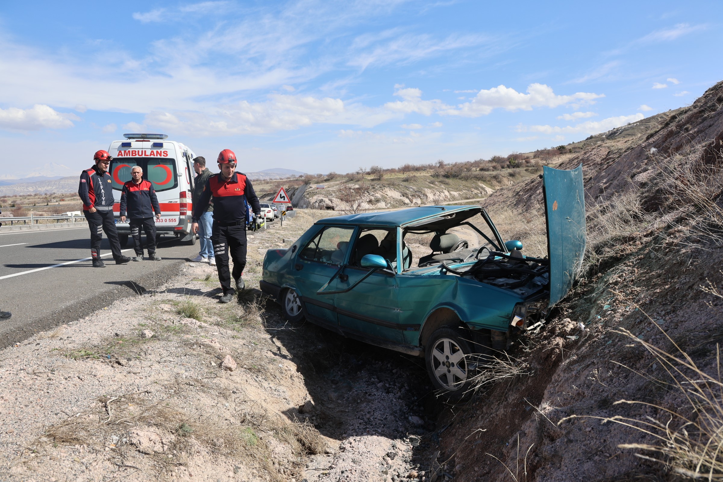 Nevşehir-Ürgüp kara yolunda kontrolden çıkan bir otomobil, refüjü aşarak karşı
