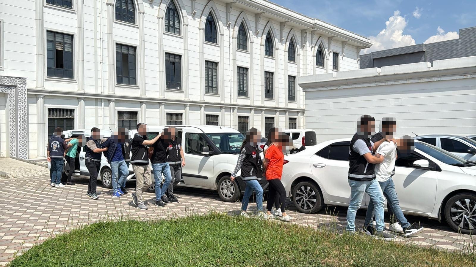 İzmit’te seyir halindeki otomobiline düzenlenen silahlı saldırıda ağır yaralanan Fırat