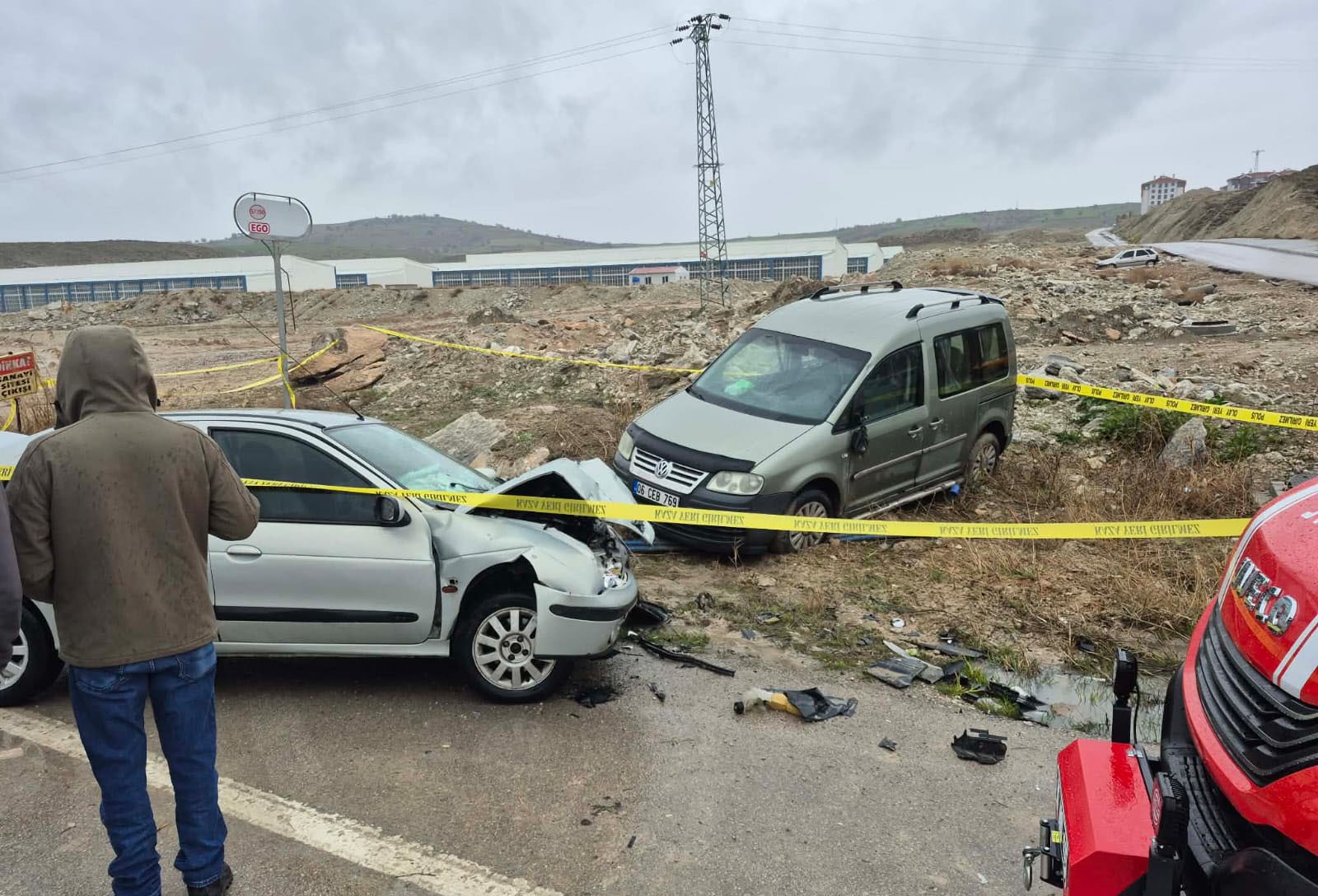 Ankara’nın Beypazarı ilçesinde yağmurun etkisiyle kayganlaşan yolda iki aracın çarpışması