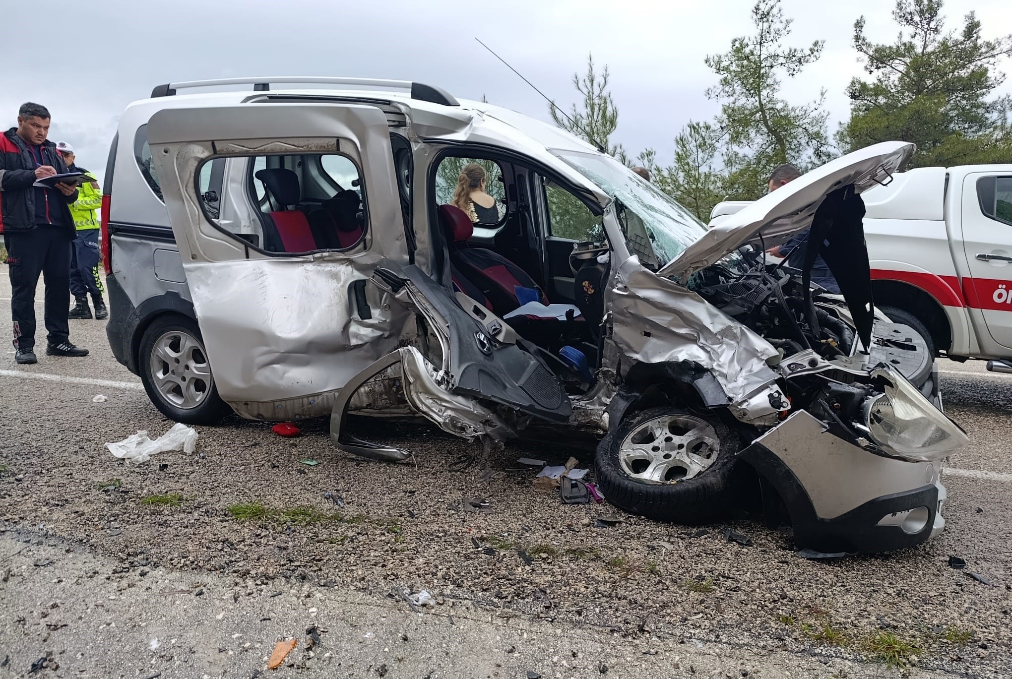 Osmaniye’nin Kadirli ilçesinde otomobil ile hafif ticari aracın çarpışması sonucu