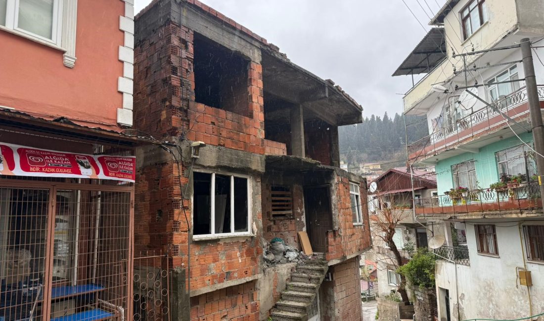 Kocaeli'nin İzmit ilçesinde iki katlı boş evin çatısında gece saatlerinde