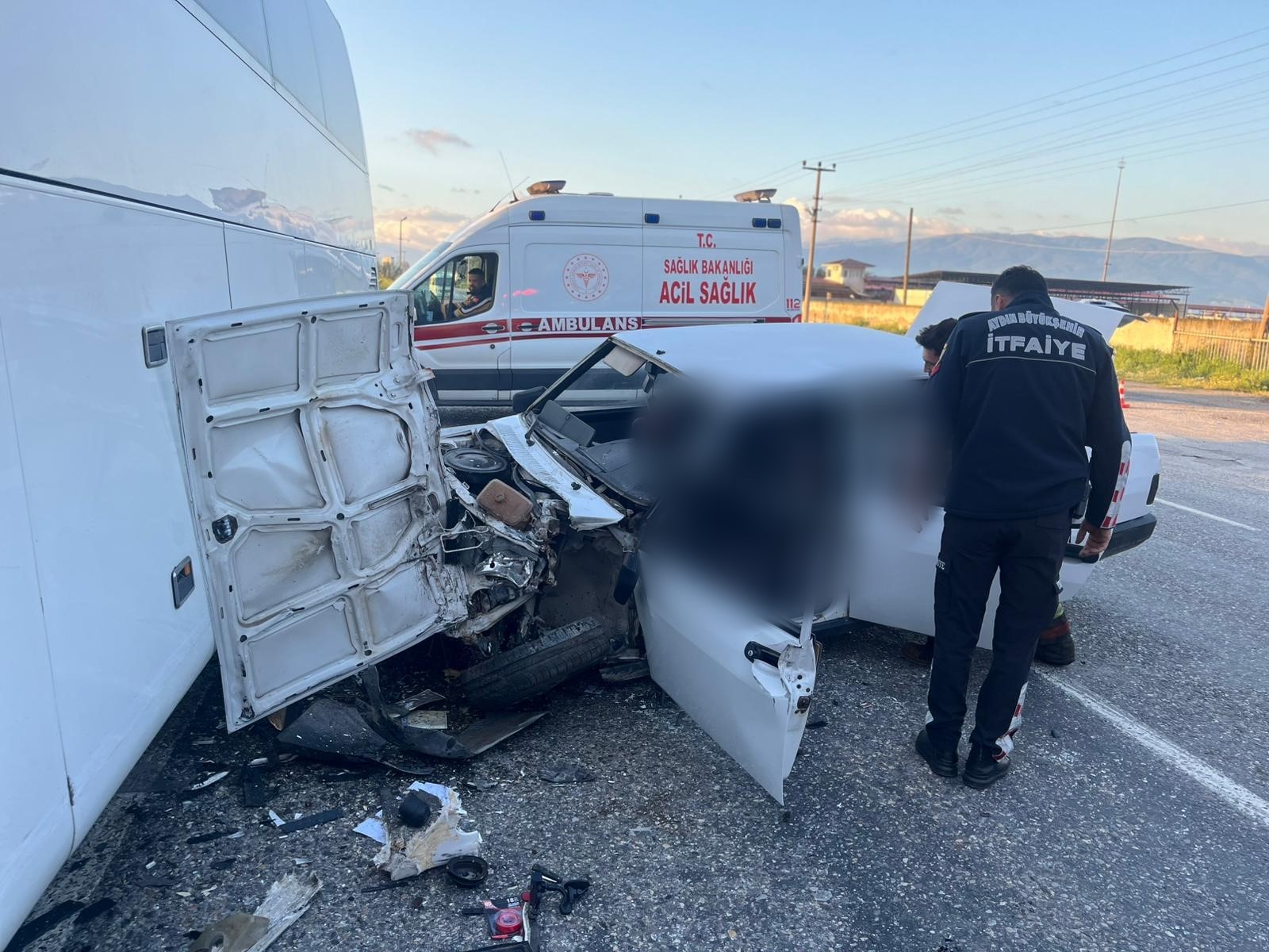 Aydın’ın Nazilli ilçesinde sabah saatlerinde meydana gelen trafik kazasında yolcu