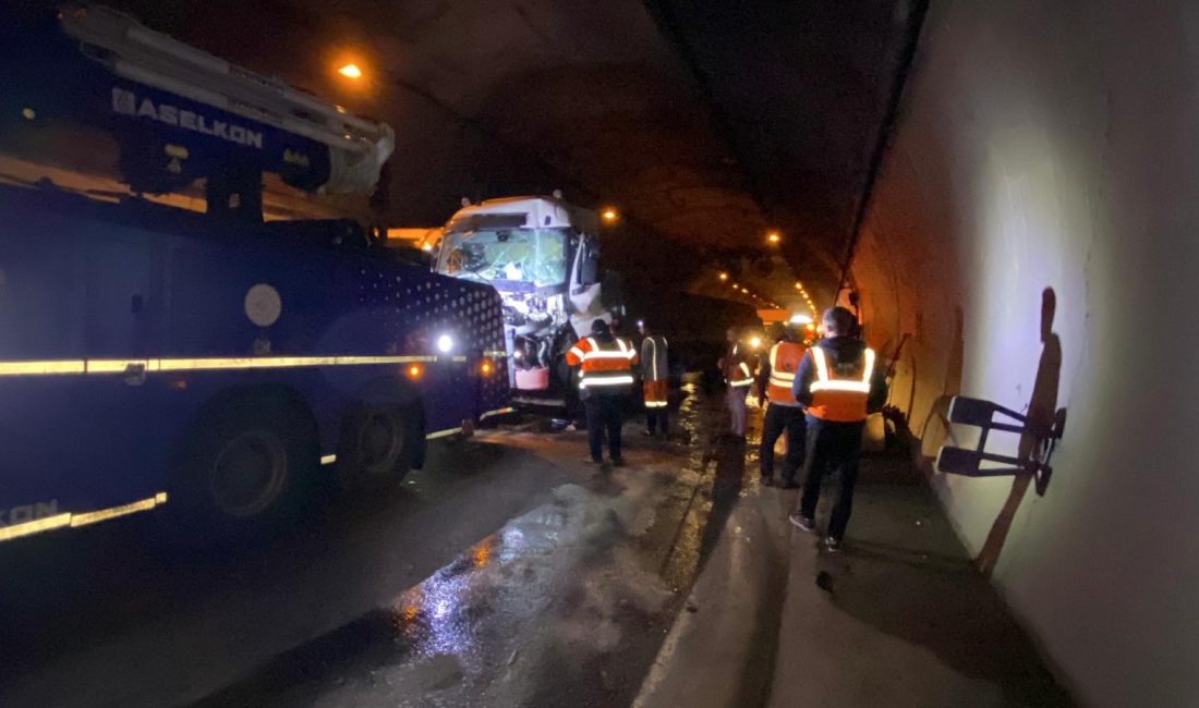 TEM Otoyolu'nun Kocaeli geçişindeki tünelde 2 tır ve 2 otomobilin
