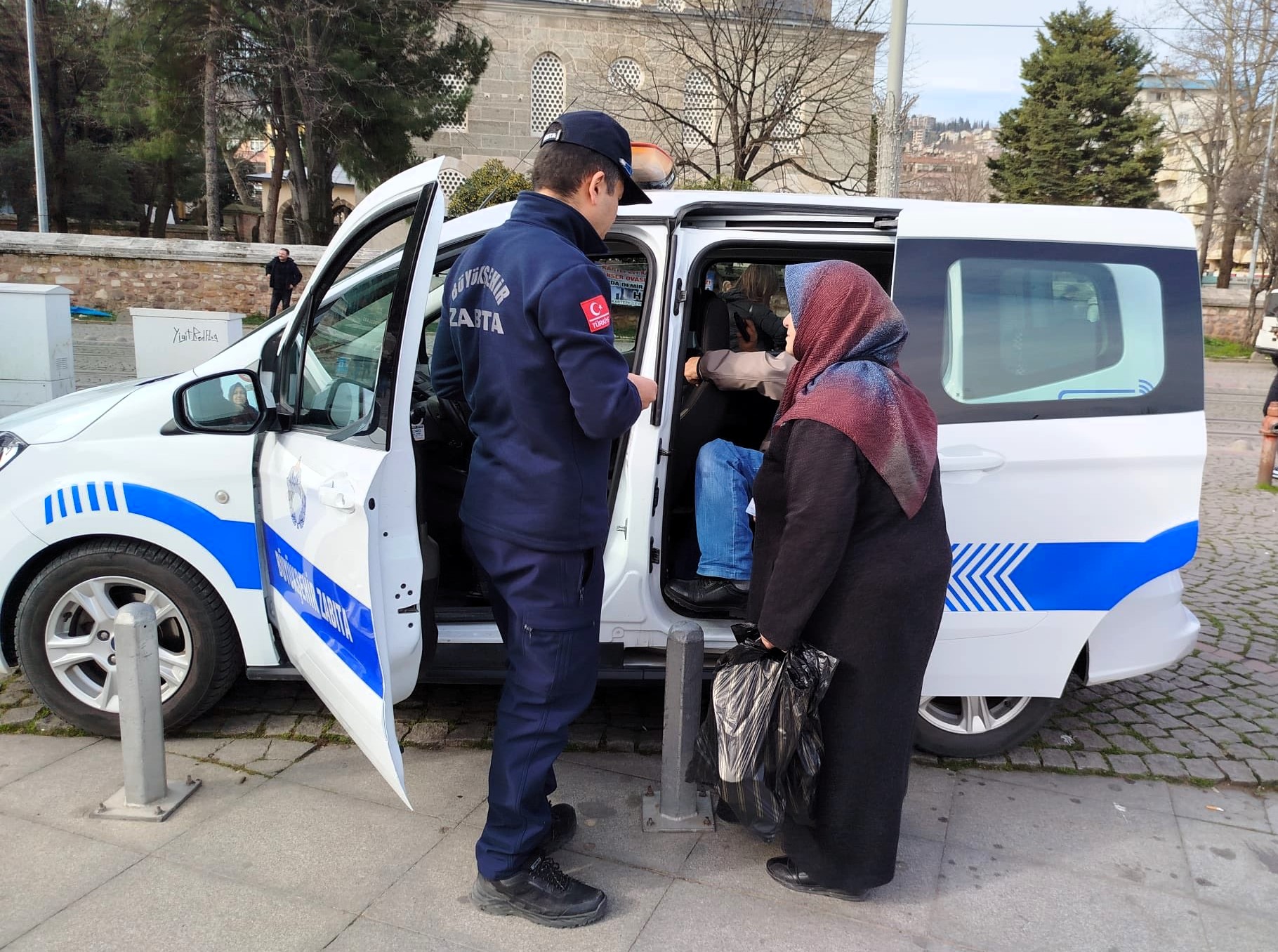 Kocaeli Büyükşehir Belediyesi Zabıta ekipleri, İzmit’te hastane yolunda düşerek yaralanan