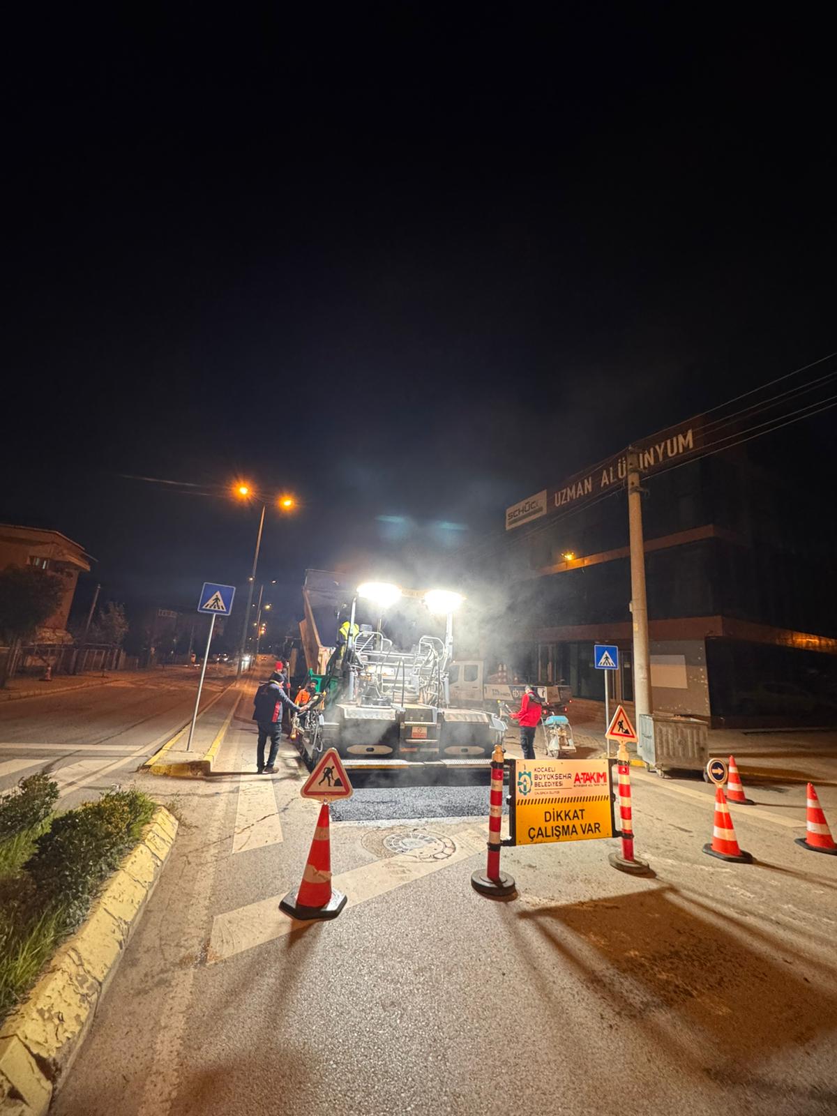 Kocaeli Büyükşehir Belediyesi, trafik yoğunluğunu etkilememek amacıyla yol bakım, onarım