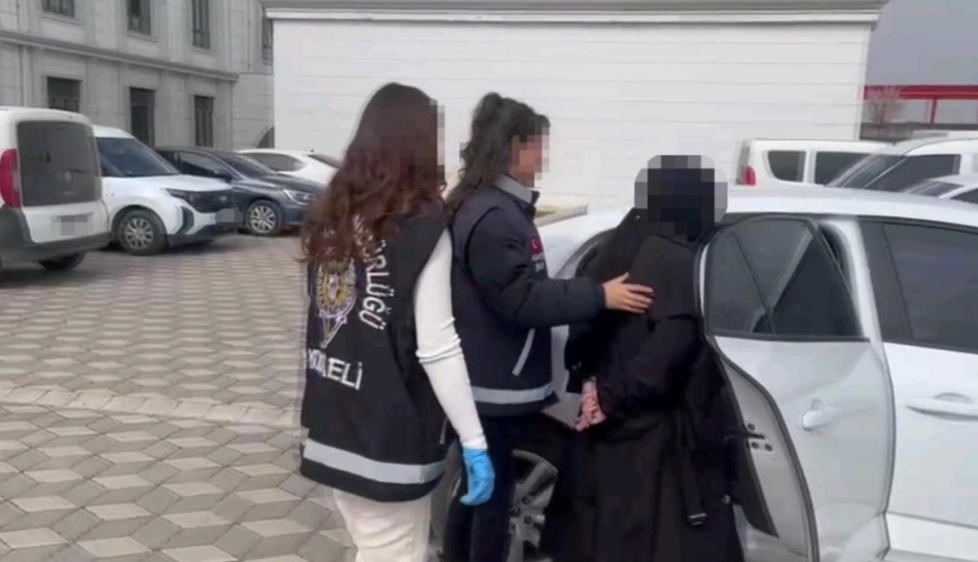 Kocaeli Adliyesi önünde yaşanan ve Emrah Çeliksoy’un hayatını kaybettiği bıçaklı