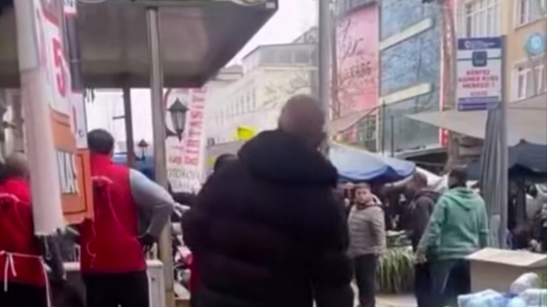 Kocaeli’nin Körfez ilçesinde pazarcılar arasında çıkan kavga sonrası ortalık savaş