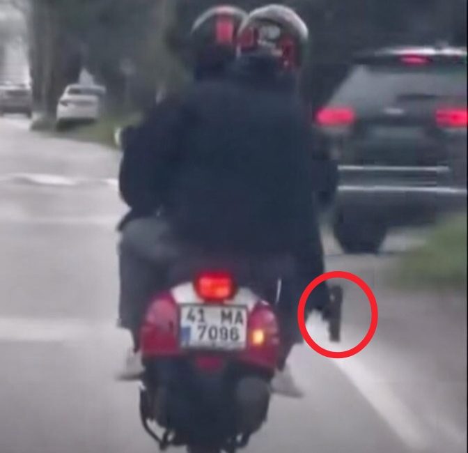 Kocaeli'nin Kartepe ilçesinde, motosiklet üzerinde silah taşıyan çocukların görüntüleri, emniyet
