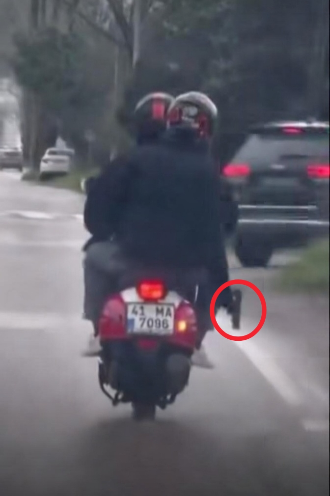 Kocaeli'nin Kartepe ilçesinde, motosiklet üzerinde silah taşıyan çocukların görüntüleri, emniyet