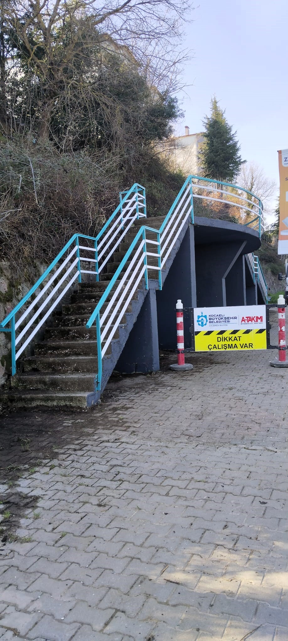 Kocaeli Büyükşehir Belediyesi, kent genelinde zamanla yıpranan, paslanan veya tehlike