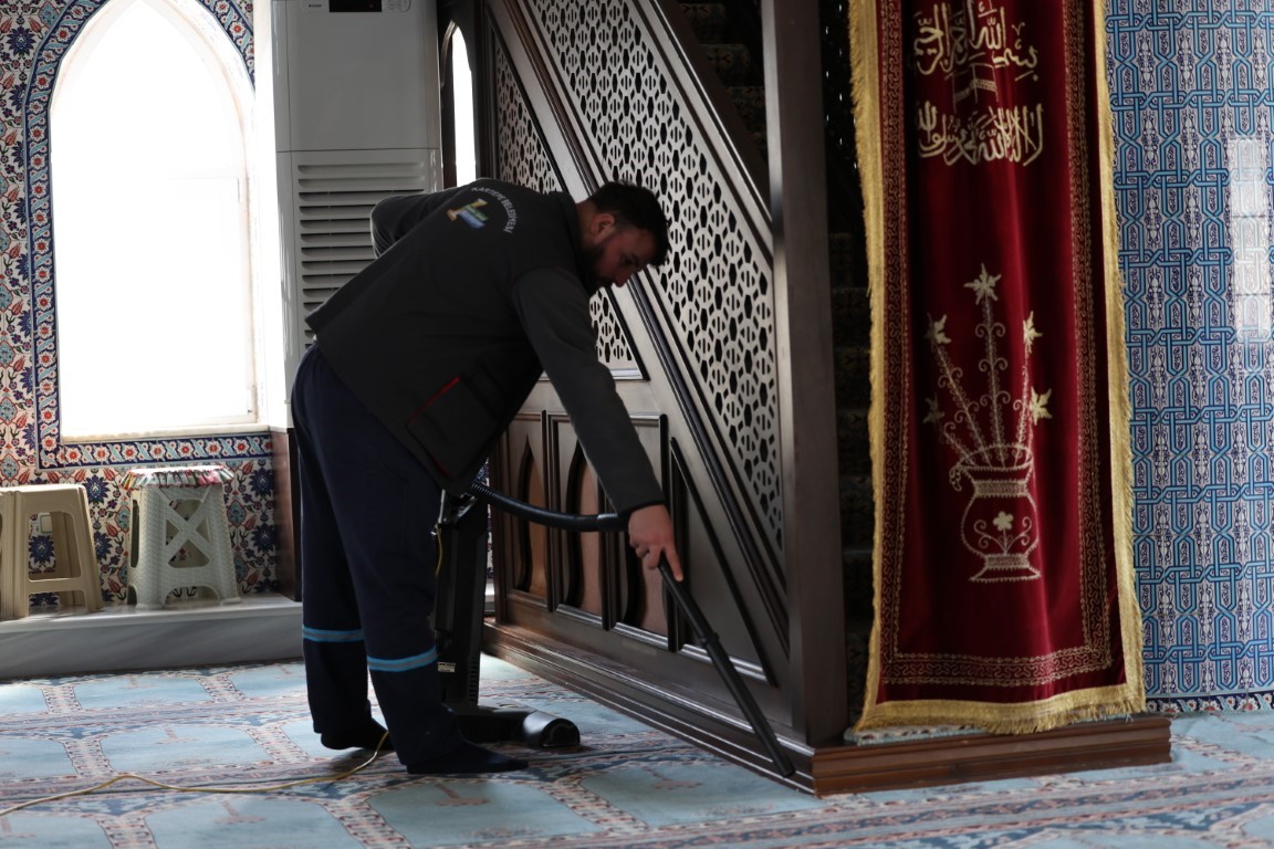 Kartepe Belediyesi ekipleri, yaklaşan bayram öncesinde ilçe genelindeki camilerde temizlik,