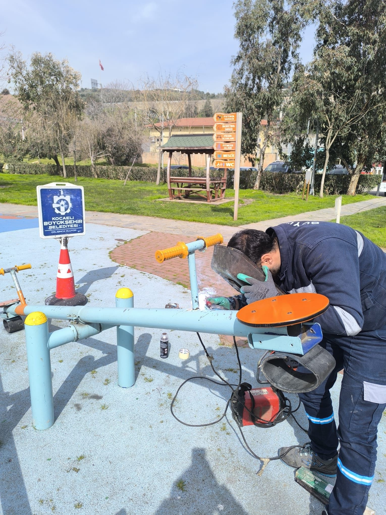 Kocaeli Büyükşehir Belediyesi ekipleri, kent genelindeki çocuk oyun alanları ve
