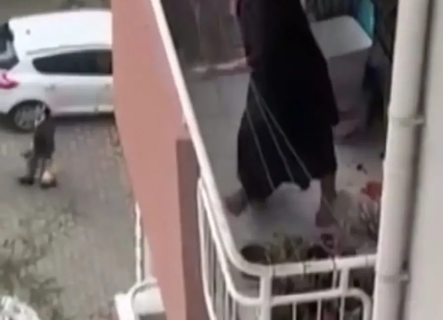 İzmir’in Buca ilçesinde bir apartman sakini, iddialara göre babasının yönlendirmesi