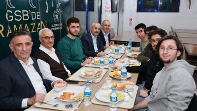 Gebze Belediye Başkanı Zinnur Büyükgöz, KYK yurdunda kalan üniversite öğrencileriyle