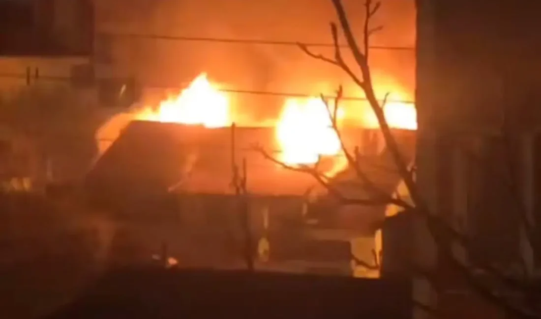 Kocaeli’nin Derince ilçesi, akşam saatlerinde meydana gelen ve gökyüzünü kızıla