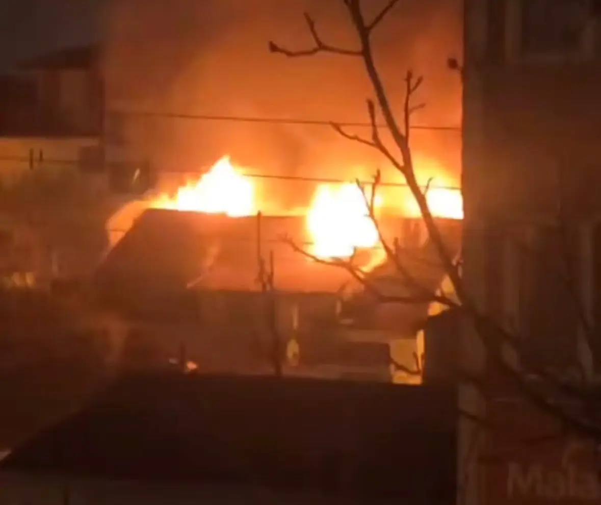 Kocaeli’nin Derince ilçesi, akşam saatlerinde meydana gelen ve gökyüzünü kızıla