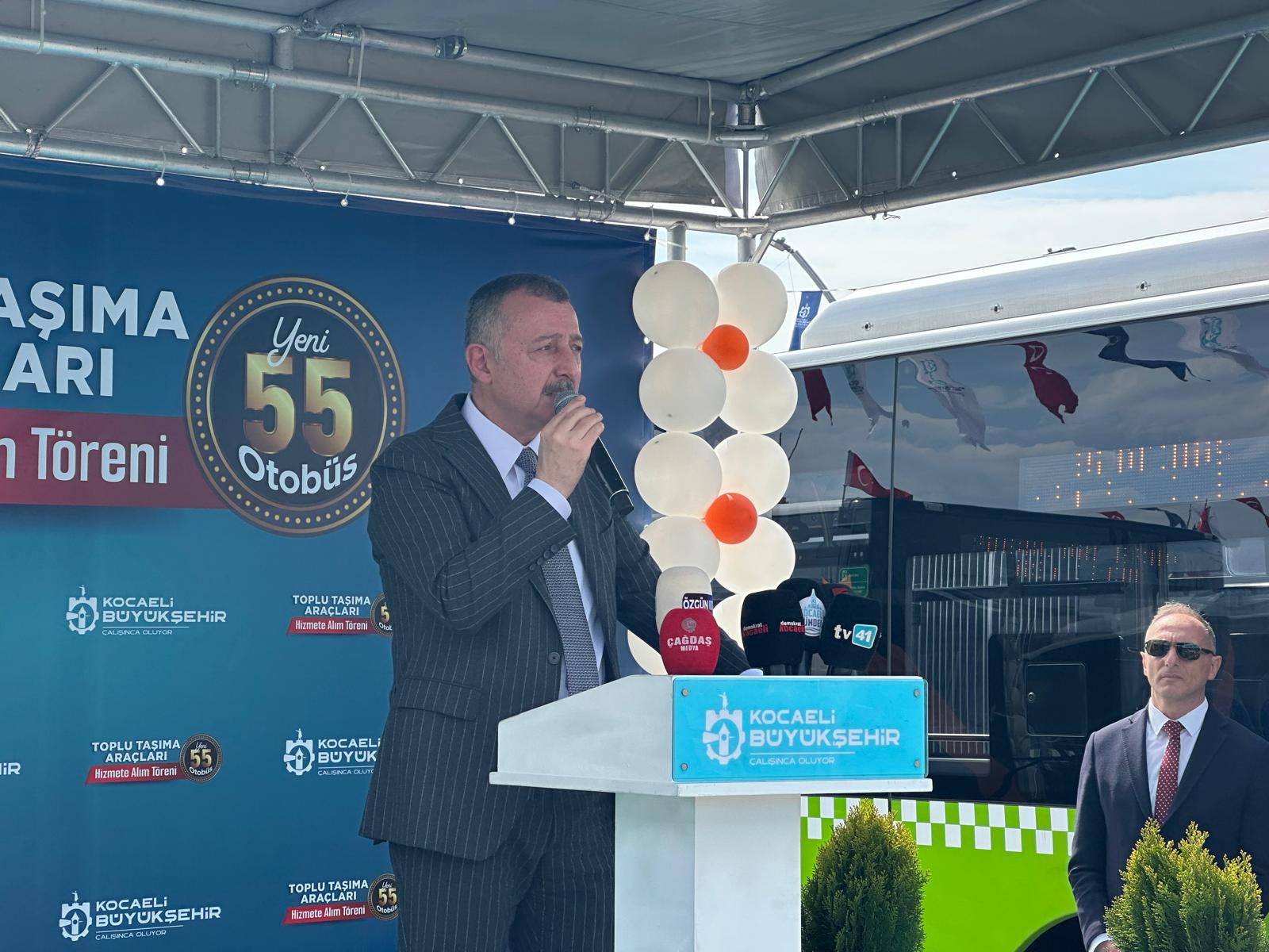 Kocaeli Büyükşehir Belediye Başkanı Tahir Büyükakın, ulaşım filosuna katılan 55