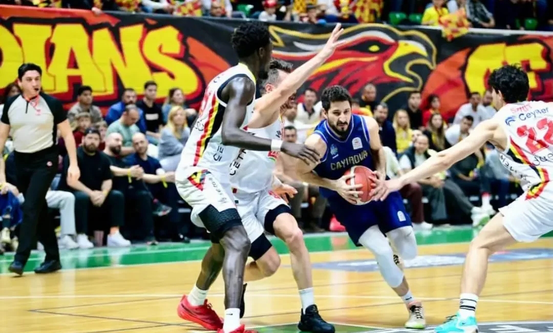 Türkiye Basketbol Ligi’nde (TBL) fırtına gibi esen lider Çayırova Belediyesi,