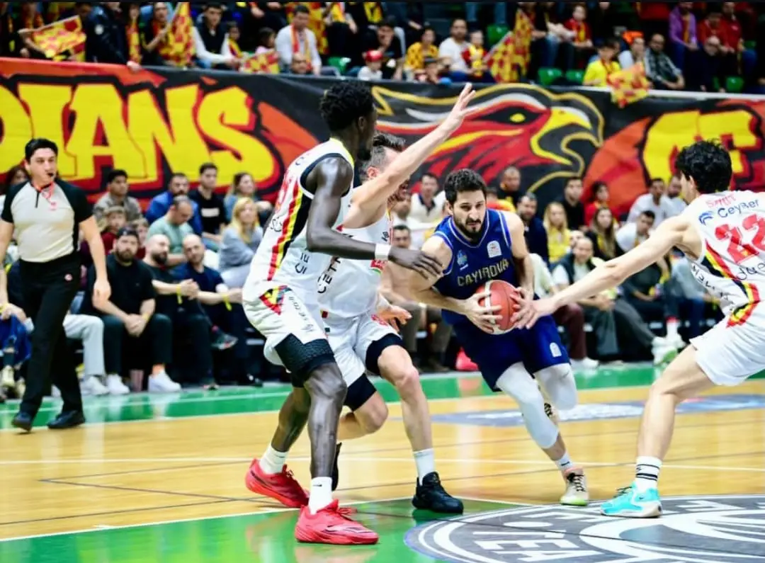 Türkiye Basketbol Ligi’nde (TBL) fırtına gibi esen lider Çayırova Belediyesi,
