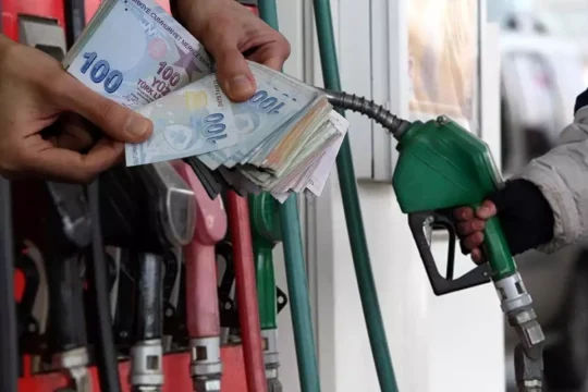 Motorinin litre fiyatına yarından itibaren geçerli olmak üzere 3 lira