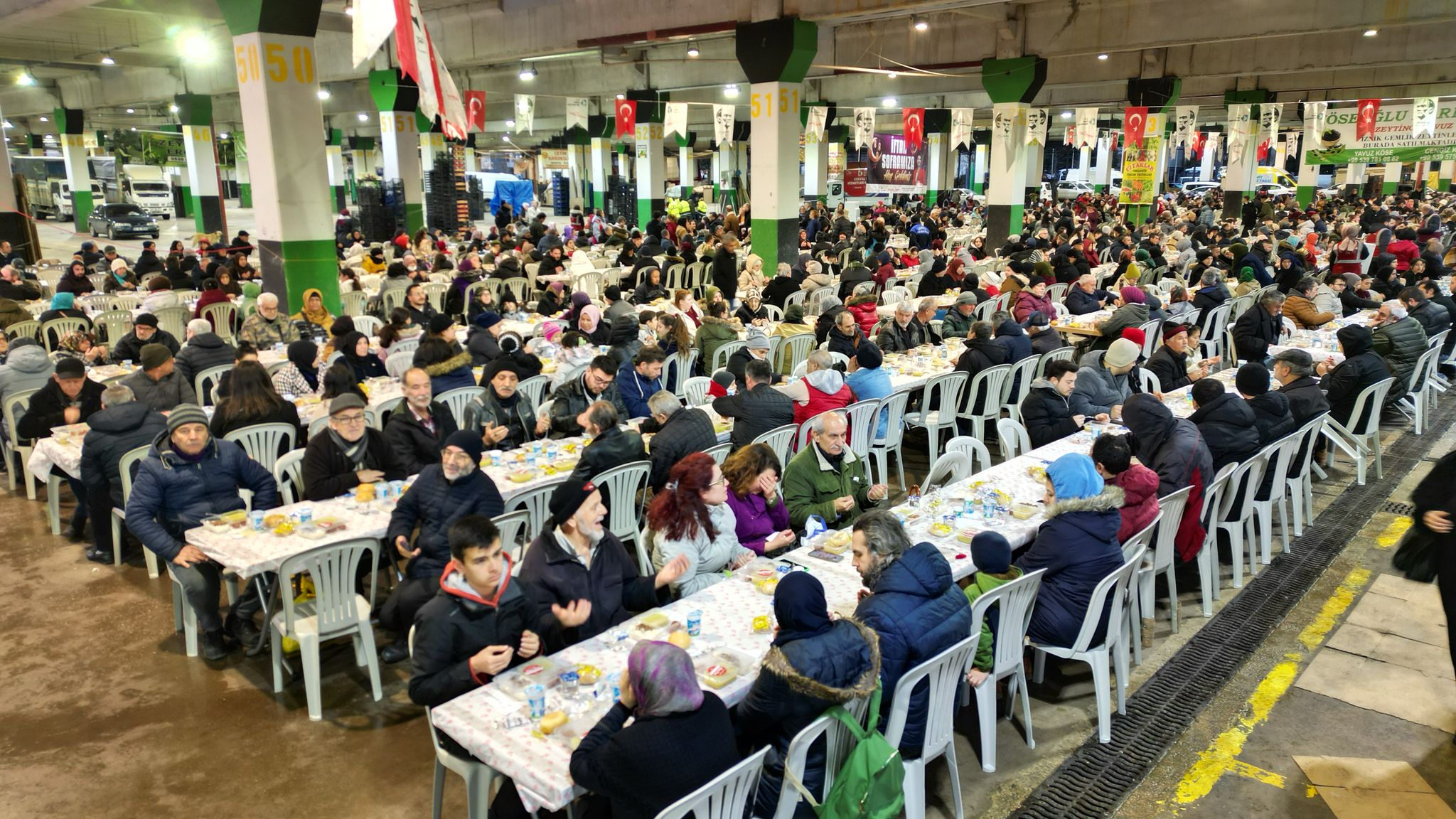 İzmit Belediyesi, Ramazan ayı etkinlikleri kapsamında mahallelerde düzenlediği halk iftarlarına
