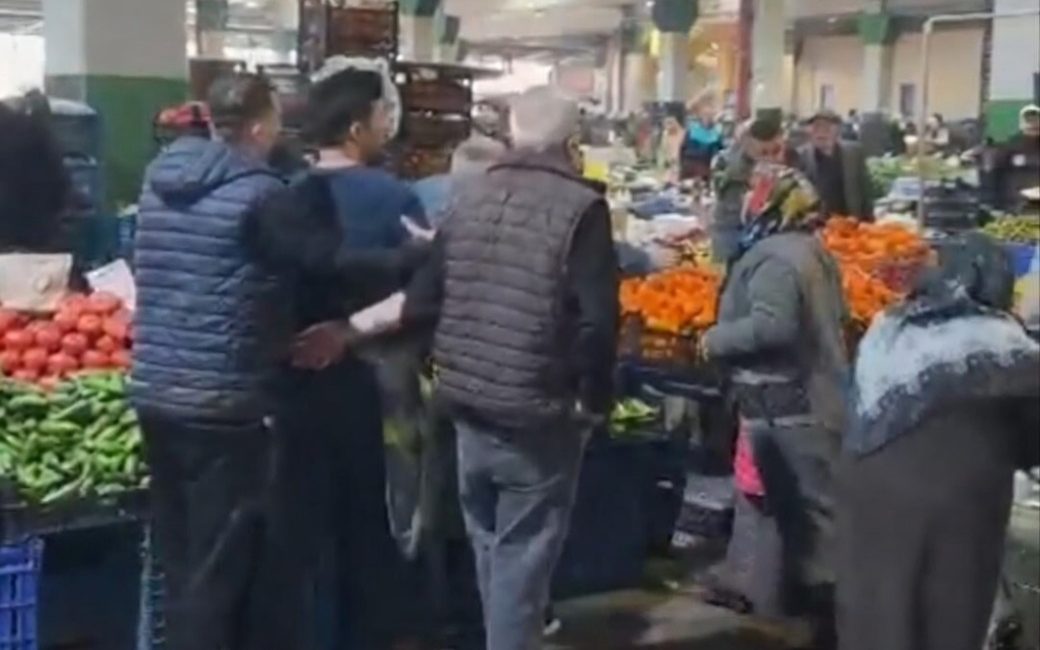 Kocaeli’nin İzmit ilçesinde kurulan Doğu Kışla Kapalı Pazar Alanı’ndaki cumartesi