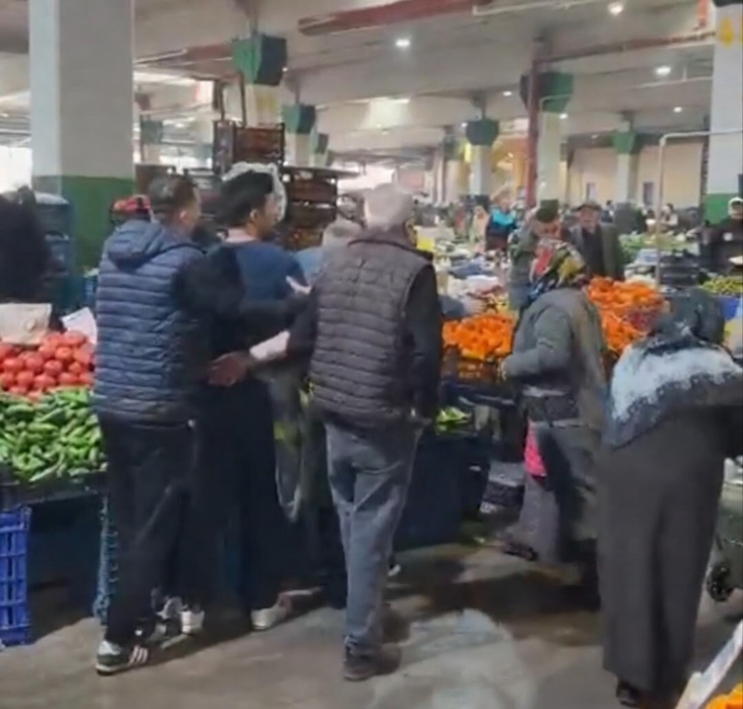 Kocaeli’nin İzmit ilçesinde kurulan Doğu Kışla Kapalı Pazar Alanı’ndaki cumartesi