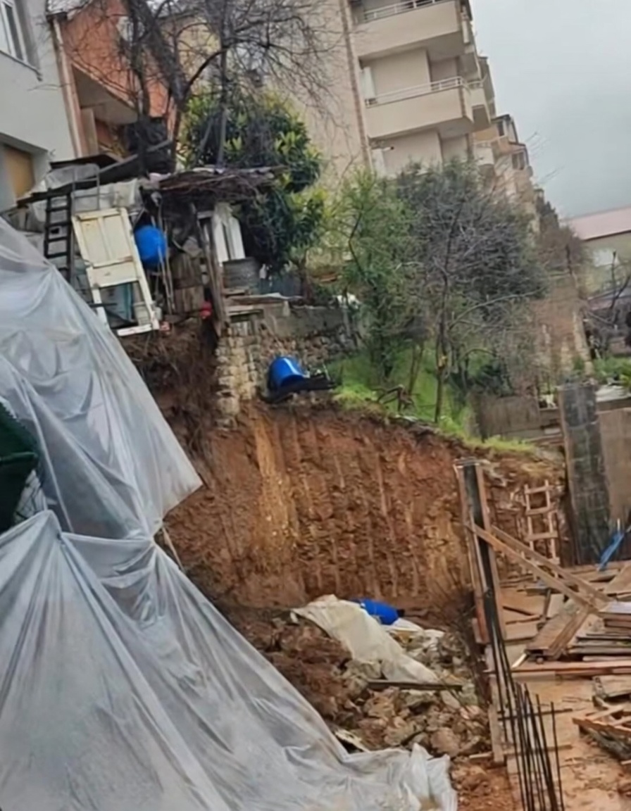 Kocaeli'nin Derince ilçesinde devam eden bir inşaatın temel kazısı sırasında