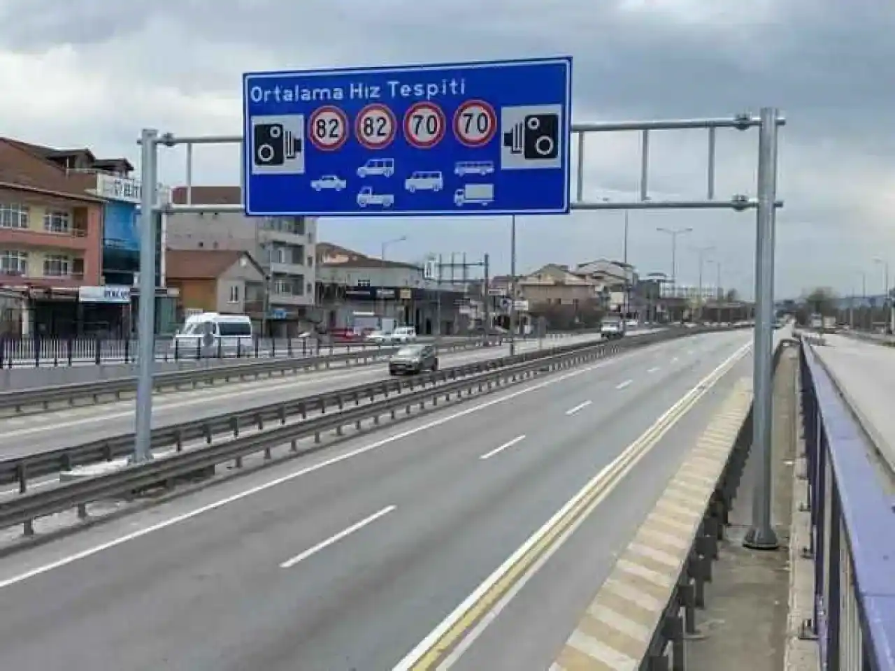 Kocaeli’de D-100 kara yolunda sürücülerin uzun süredir tepki gösterdiği düşük