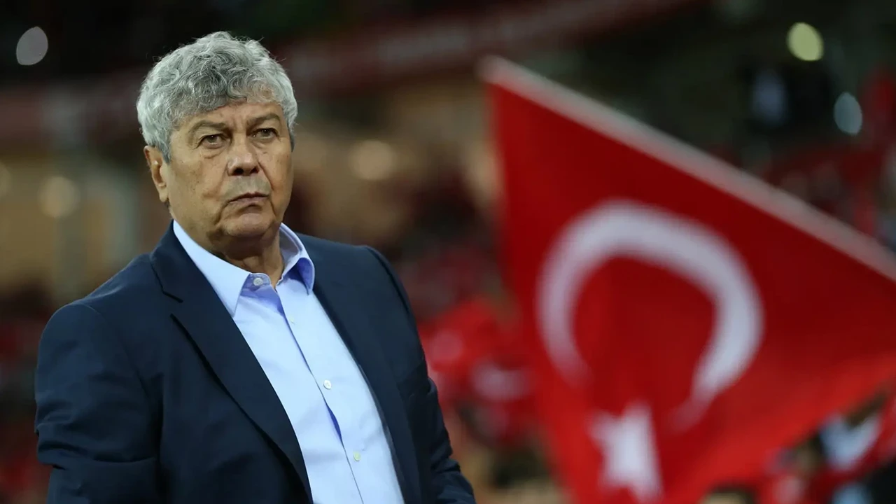 Romanya A Milli Futbol Takımı Teknik Direktörü Mircea Lucescu, milli