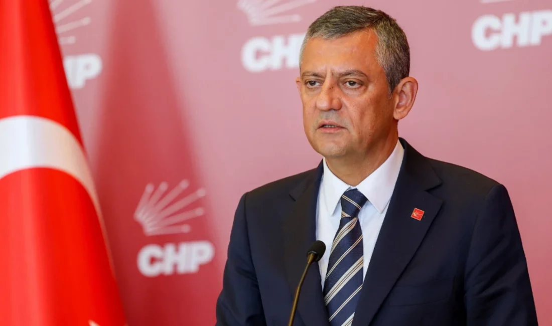 Ankara Söğütözü'ndeki CHP Genel Merkezi önünde sabah saatlerinden itibaren tırmanan