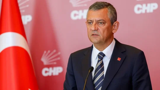 Ankara Söğütözü'ndeki CHP Genel Merkezi önünde sabah saatlerinden itibaren tırmanan