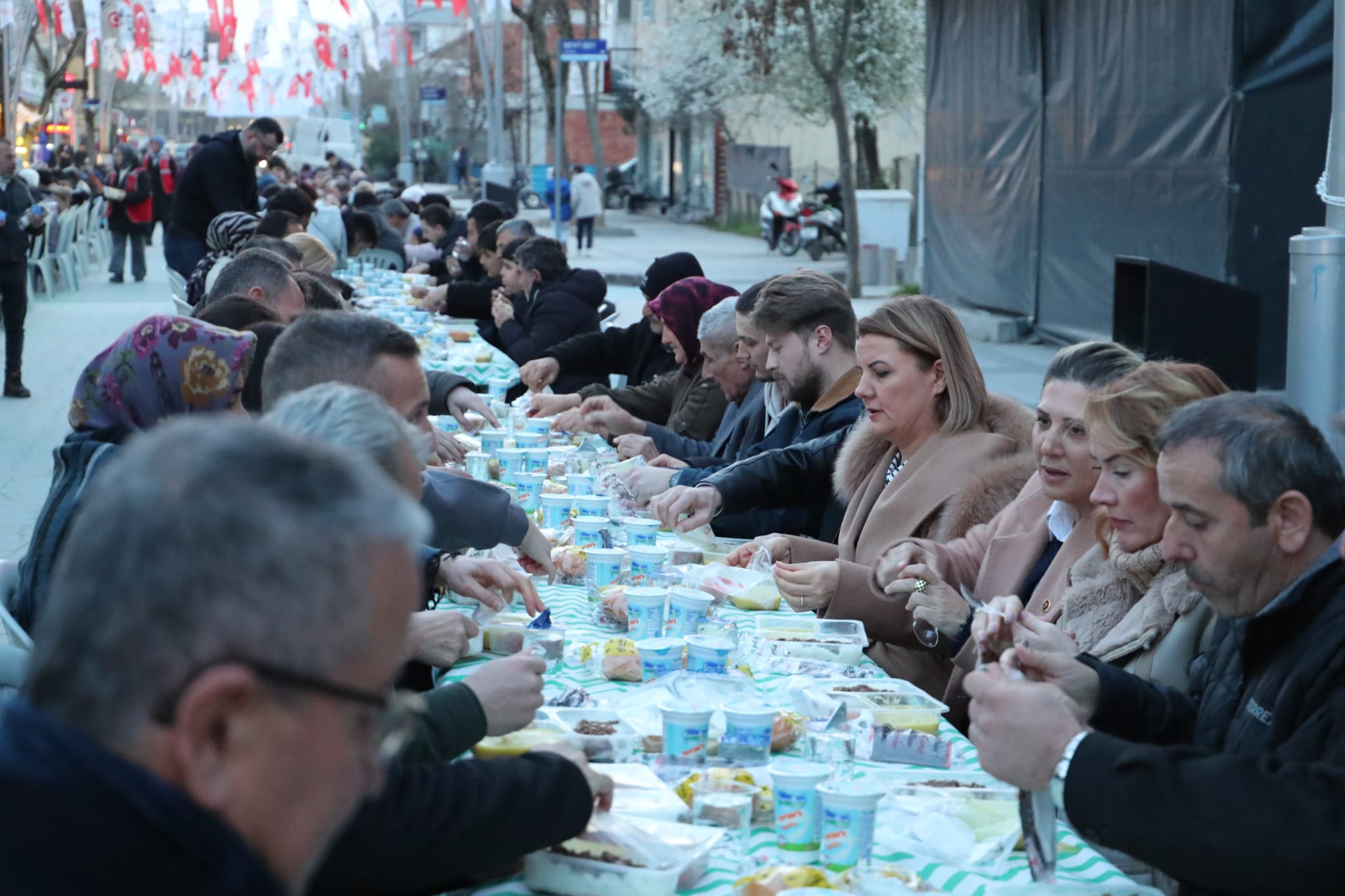 İzmit Belediyesi tarafından düzenlenen mahalle iftarları kapsamında Alikahya sakinleri, Fatih