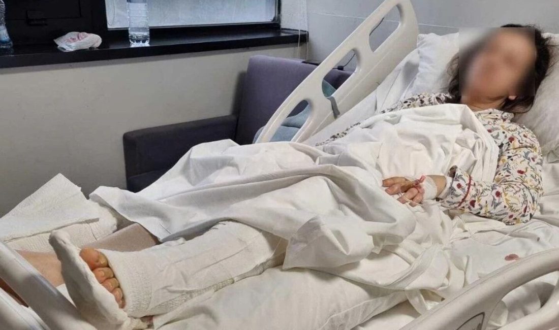 Arkadaşıyla kafede oturdukları sırada boşanma aşamasındaki eşinin akrabaları tarafından darp