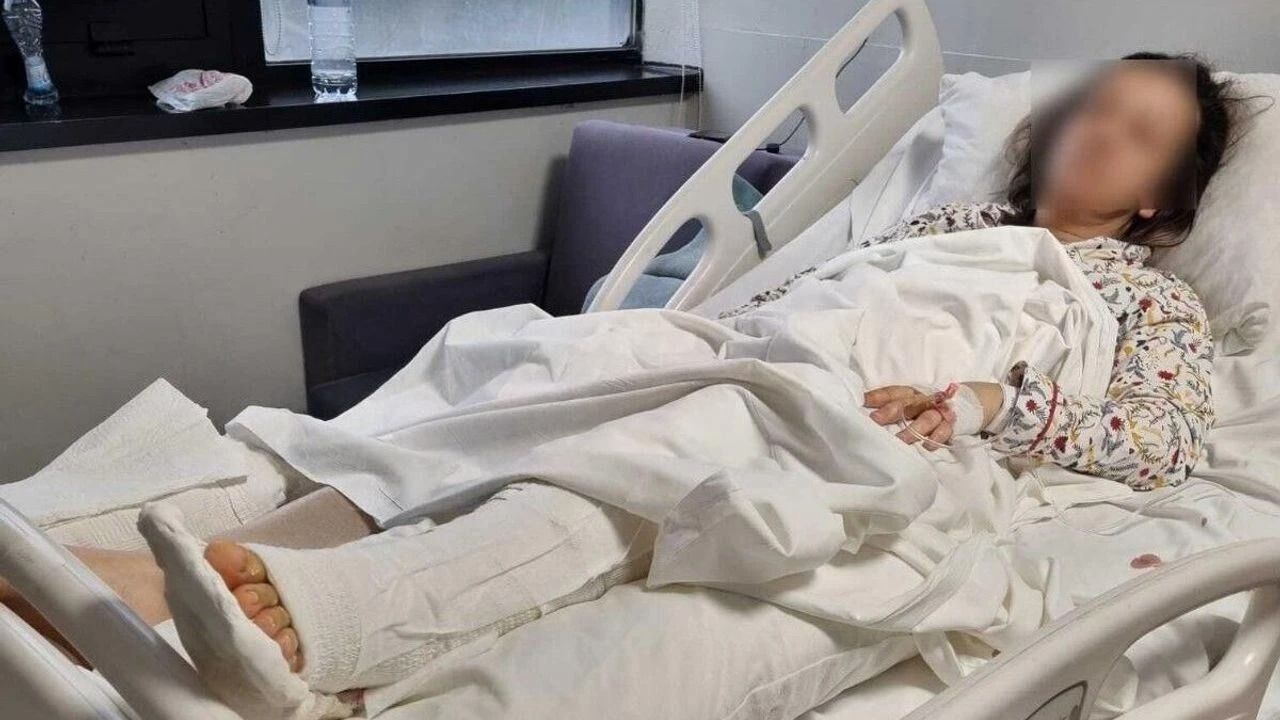 Arkadaşıyla kafede oturdukları sırada boşanma aşamasındaki eşinin akrabaları tarafından darp