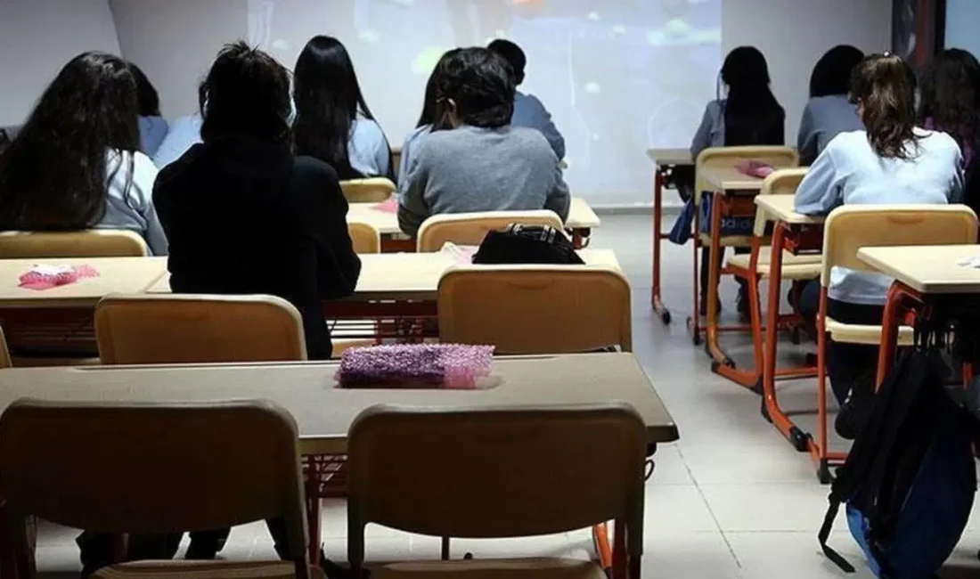 Bir lisede görevli edebiyat öğretmeninin, ders esnasında öğrencilere yönelik cinsel